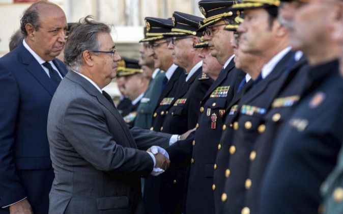 El ministro de Interior, Juan Ignacio Zoido, saluda a su llegada en un...