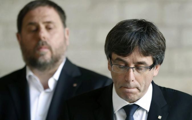 El presidente de la Generalitat, Carles Puigdemont, y su...