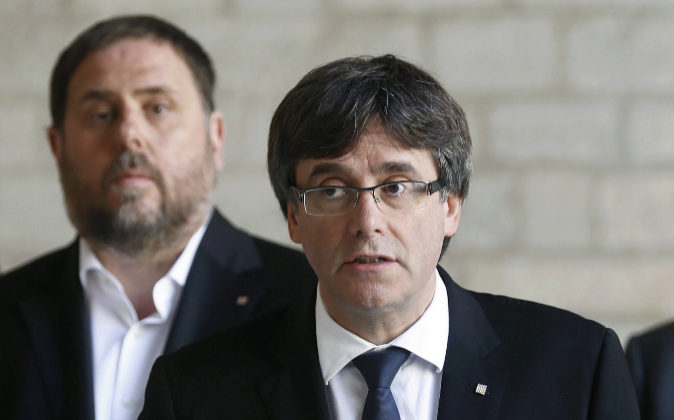 El presidente de la Generalitat, Carles Puigdemont, y vicepresidente...