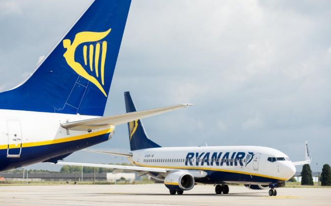 Dos aviones de la aerolínea irlandesa Ryanair.