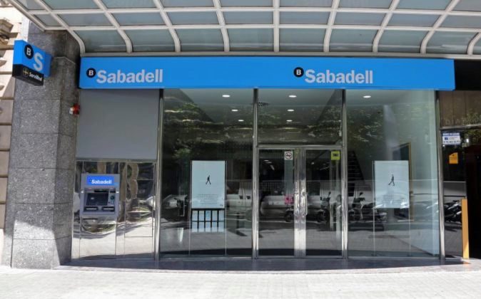 Imagen de una oficina de Banco Sabadell en Barcelona