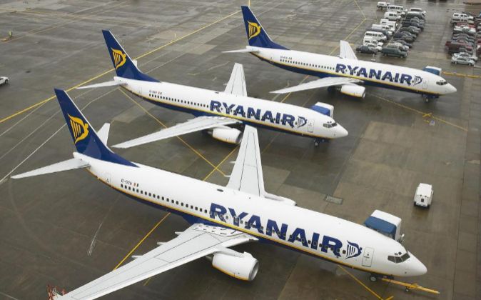 Imagen de aviones de Ryanair en un aeropuerto