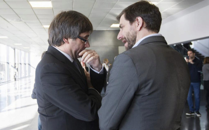 El presidente de la Generalitat, Carles Puigdemont, junto al conseller...
