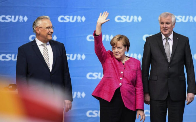La canciller alemana, Angela Merkel, junto al ministro del Interior de...