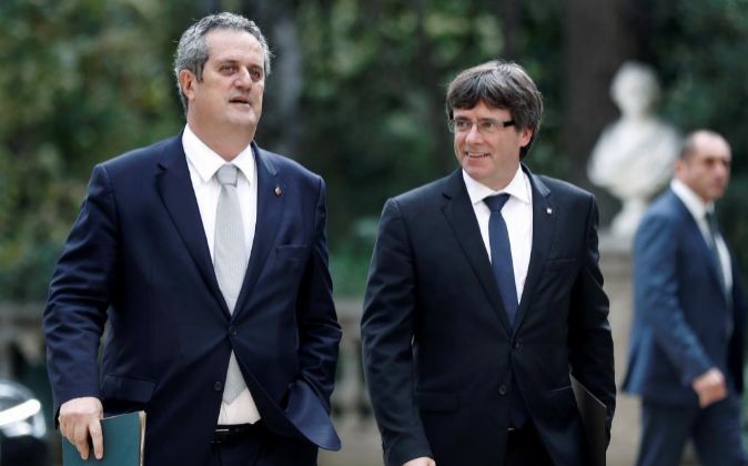 El presidente de la Generalitat, Carles Puigdemont, junto al conseller...