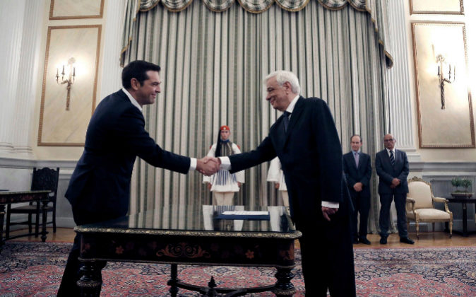 El primer ministro griego, Alexis Tsipras (izda), saluda al presidente...