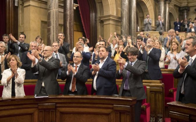 El presidente de la Generalitat, Carles Puigdemont (2d), mira a la...