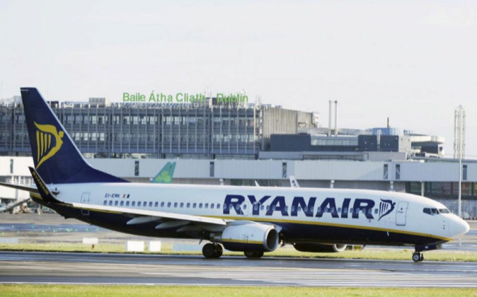 Un Boeing 737 de Ryanair aterriza en el aeropuerto de Dublín,...