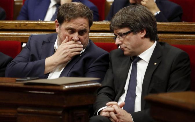 El presidente de la Generalitat, Carles Puigdemont(d), y el...
