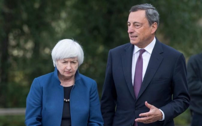 Janet Yellen, presidenta de la Reserva Federal, junto con Mario...