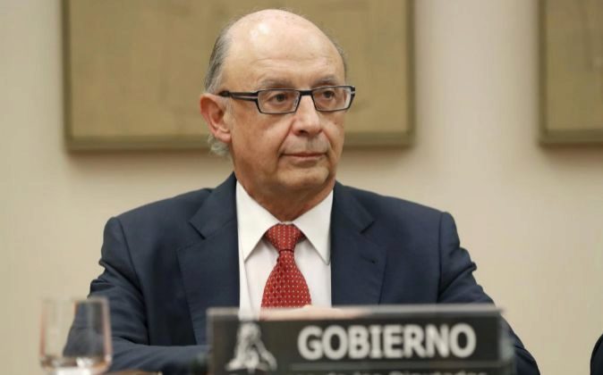 El ministro de Hacienda, Cristóbal Montoro, durante su comparecencia...
