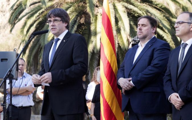 El presidente de la Generalitat, Carles Puigdemont, junto al...
