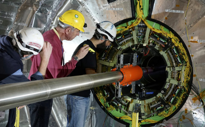 Operarios del CERN(Suiza) trabajando en el interior de sus...