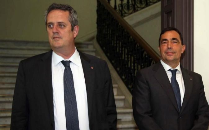 El conseller de Interior, Joaquim Forn (i) y el director de los Mossos...
