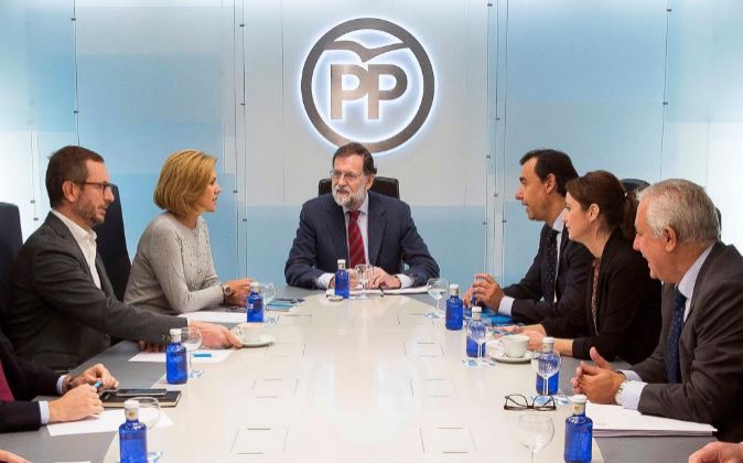 El presidente del Gobierno, Mariano Rajoy (3i), junto a la secretaria...