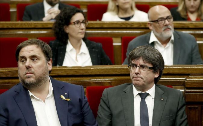 El expresidente de la Generalitat de Cataluña, Carles Puigdemont (d)...