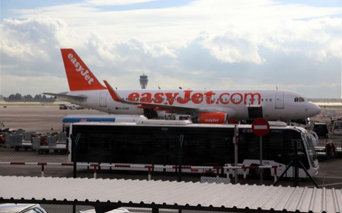 Avión de easyJet en la terminal 2 del aeropuerto de Barcelona.
