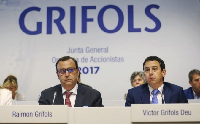 Los consejeros delegados de Grífols, Raimon Grífols (i), y Víctor...