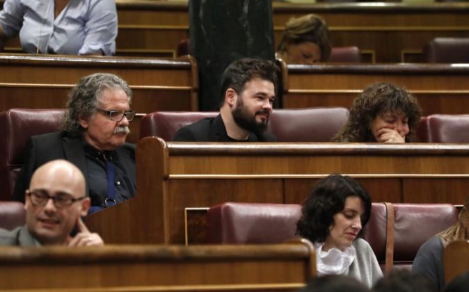 Los portavoces de ERC, Gabriel Rufián y Joan Tardà, al inicio de la...