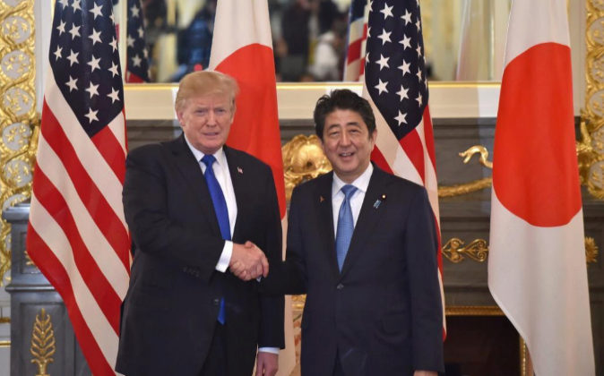 Trump con el primer ministro Shinzo Abee, en el Palacio de Akasaka en...