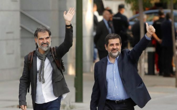 Los presidentes de la Asamblea Nacional Catalana, Jordi Sànchez, d.,...
