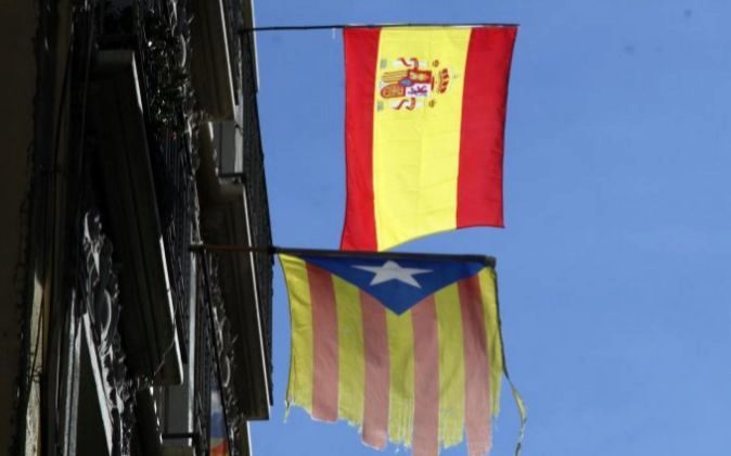 Bandera española y la senyera estelada en un balcón de Barcelona.