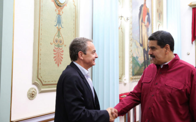 El presidente venezolano, Nicolás Maduro (dcha.), saluda al...