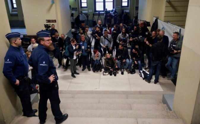 Numerosos periodistas esperaban en el Palacio de Justicia de Bruselas...