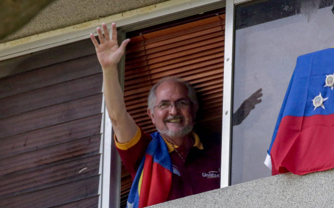 El opositor Antonio Ledezma saluda desde su domicilio en Caracas en...