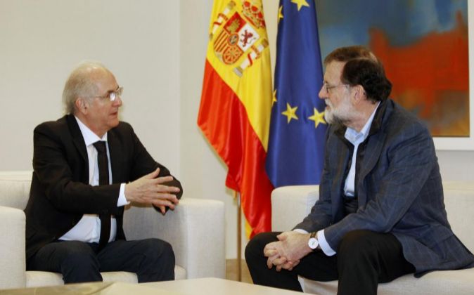 El presidente del Gobierno español, Mariano Rajoy y el opositor...