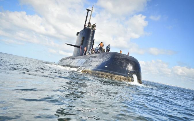 Fotografía cedida por la Armada Argentina que muestra el submarino de...