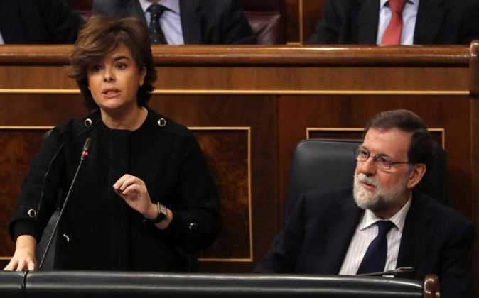 La vicepresidenta del Gobierno, Soraya Sáenz de Santamaría, y el...