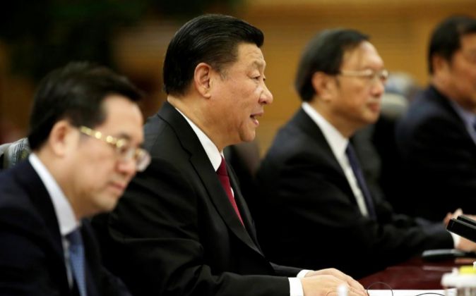 El presidente chino Xi Jinping (c).