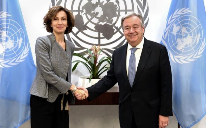 El secretario general de la ONU, António Guterres (d), saludando a la...