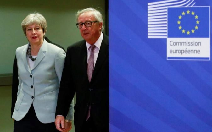 El presidente de la Comisión Europea, Jean-Claude Juncker, y la...