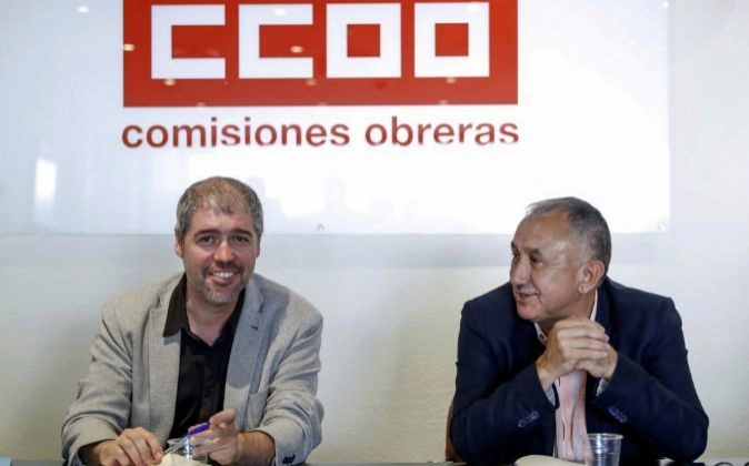 El secretario general de CCOO, Unai Sordo (i) y su homólogo en la...