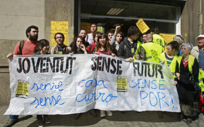 Jóvenes manifestándose en Barcelona el 23 de marzo de 2012 en...