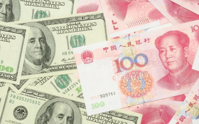 Billetes de dólares y de yuanes