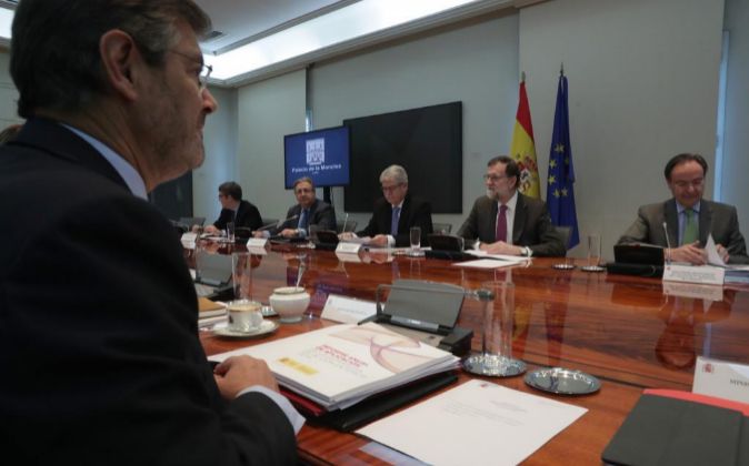 El jefe del Gobierno, Mariano Rajoy, junto a los ministros de...