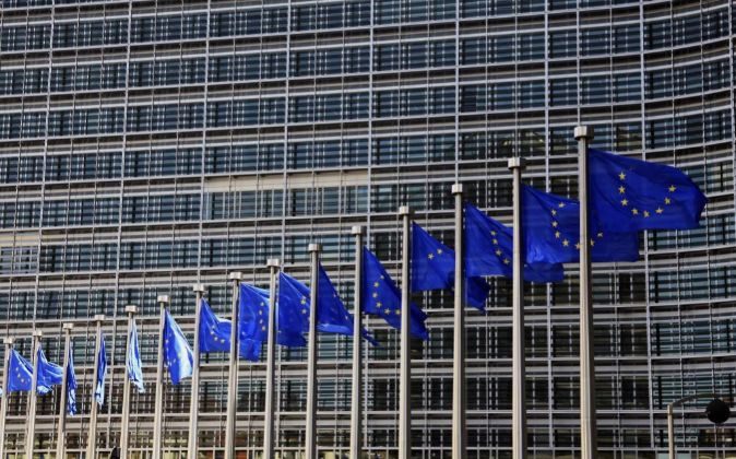 Banderas de la UE ondeando en la sede de la Comisión Europea en...
