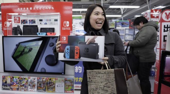 Una compradora japonesa con la nueva Nintendo Switch.