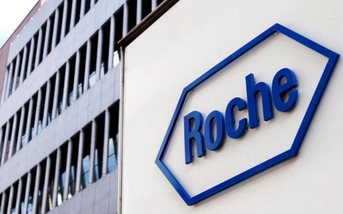 Logotipo de la compañía farmacéutica Roche en la fachada principal...