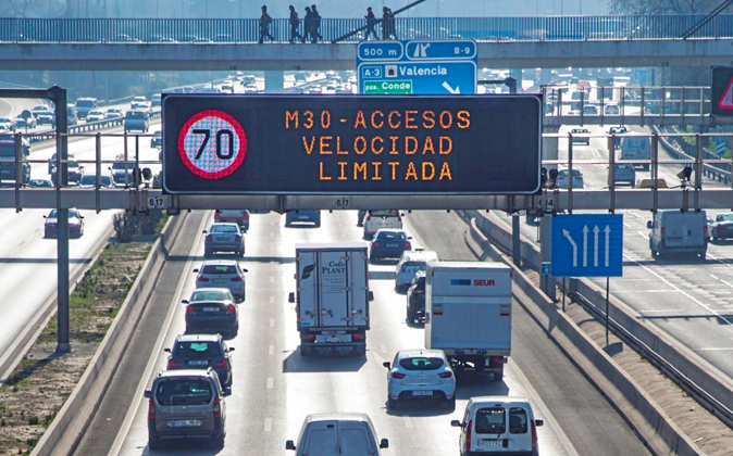 Atasco en la carretera de circunvalación M-30 de Madrid.