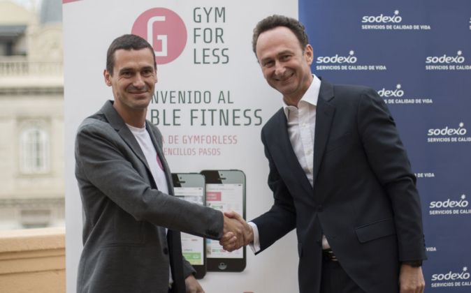 Oriol Vinzia, CEO de GymForLess (izda.) y François Gaffinel ,...