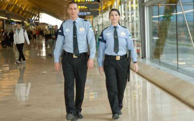 Vigilantes de Ilunion en un aeropuerto
