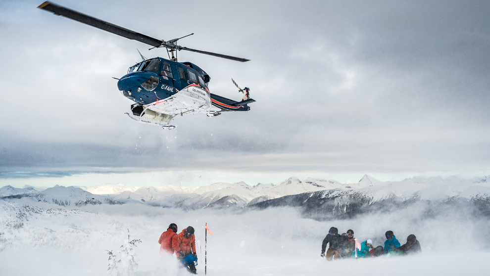 Un helicóptero Bel 212 deposita al grupo de esquiadores en las...