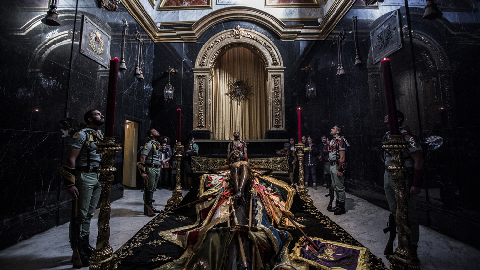 Imagen del Cristo de la Buena Muerte custodiado por legionarios en la  iglesia de Santo Domingo,