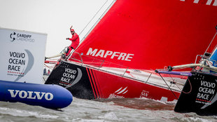 El barco Mapfre disputando la regata costera de la Volvo Ocean Race en...