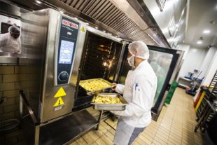 Gate Group, la cocina más grande de España despacha 100.000 platos día a 22 compañías aéreas