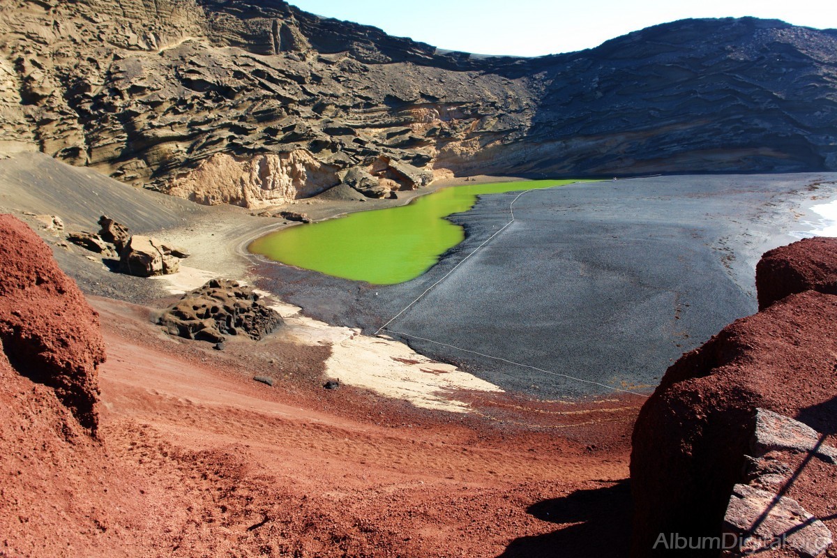 El lago verde de la laguna, la arena negra volcnica y el azul...